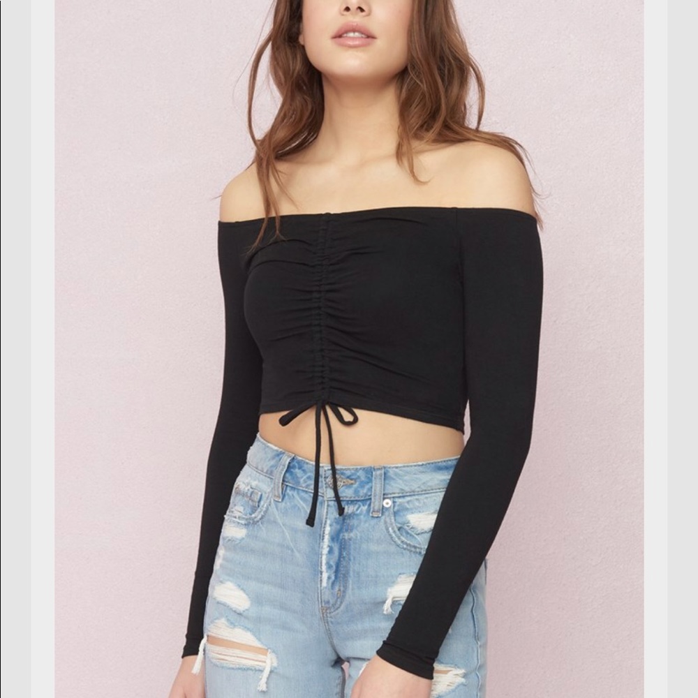 Black cropped off the shoulder top🖤